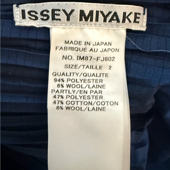 Issey Miyake Pleated Short-Sleeve Top in Royal Blue - Picture 4 of 4